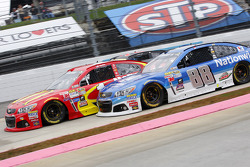 Jamie McMurray, Chip Ganassi Racing Chevrolet and Dale Earnhardt Jr., Hendrick Motorsports Chevrolet