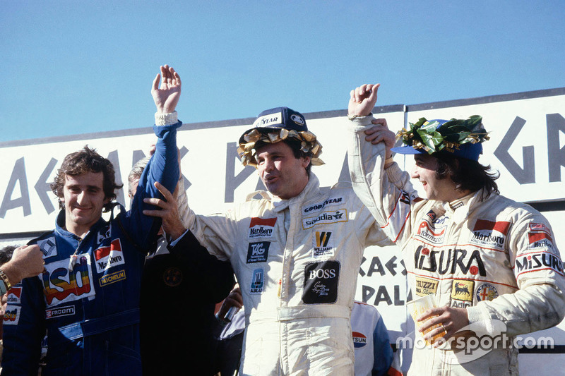 Podium: ganador, Alan Jones, Williams, segundo lugar, Alain Prost, tercer lugar, Bruno Giacomelli