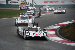 #17 Porsche Team Porsche 919 Hybrid: Timo Bernhard, Mark Webber, Brendon Hartley