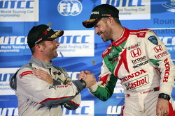 Tiago Monteiro en Sebastien Loeb op het podium