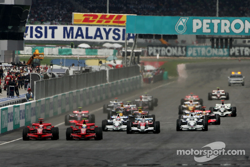 Start: Felipe Massa, Scuderia Ferrari, F2008 battle ve Kimi Raikkonen, Scuderia Ferrari, F2008
