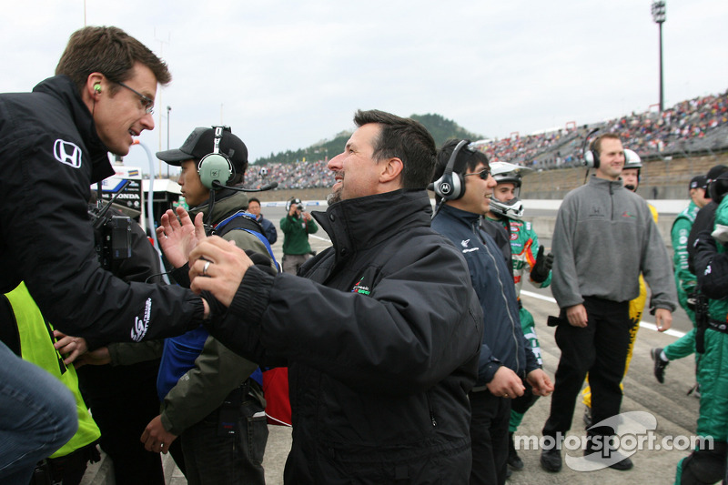 El esposo de Danica Patrick Paul y Michael Andretti celebran el triunfo de Danica Patrick en el Indy