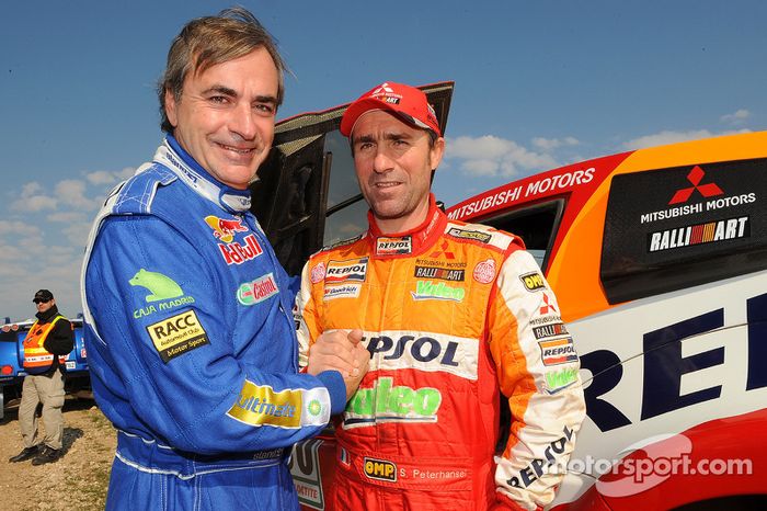 El ganador Carlos Sainz da la mano al segundo, Stéphane Peterhansel