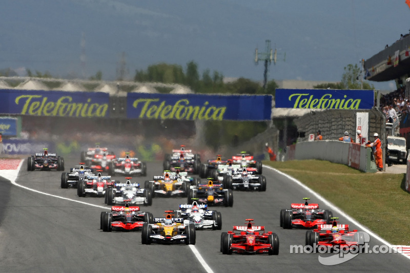 Start: Kimi Raikkonen, Scuderia Ferrari, F2008 leads, Felipe Massa, Scuderia Ferrari, F2008
