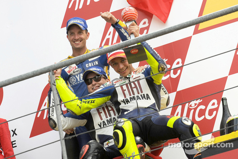 Podio: ganador de la carrera Valentino Rossi celebra con Jorge Lorenzo y Colin Edwards