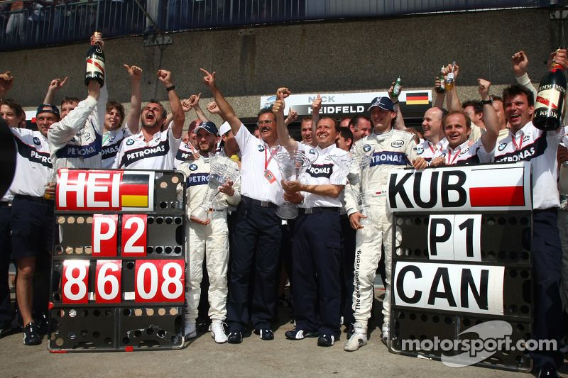 La celebración de la victoria de BMW Sauber F1, con Nick Heidfeld y Robert Kubica