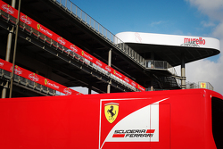 Трейлер Ferrari в паддоке