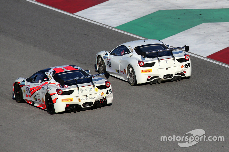 #475 Ferrari Jakarta Ferrari 458: David Tjiptobiantoro in lotta con #459 Scuderia Lebanon Ferrari 45