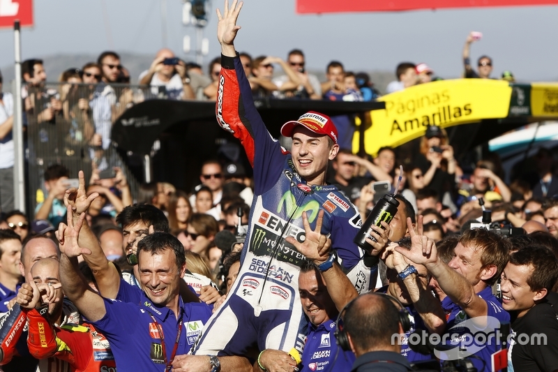 Le vainqueur de la course et Champion du Monde MotoGP 2015 Jorge Lorenzo, Yamaha Factory Racing