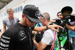 Lewis Hamilton, Mercedes AMG F1 chega ao paddock