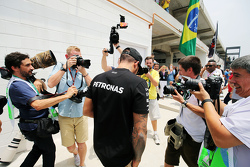 Lewis Hamilton, Mercedes AMG F1 chega ao paddock