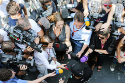 Lewis Hamilton, Mercedes AMG F1 con los medios