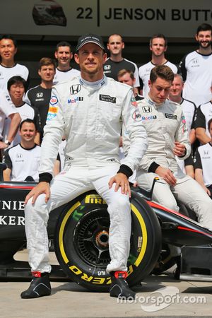 Jenson Button, McLaren et Stoffel Vandoorne, Pilote de réserve et d'essais McLaren lors d'une photo collective