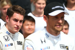 Стоффель Вандорн, тестовый и резервный пилот McLaren F1 Team и Дженсон Баттон, McLaren на командном