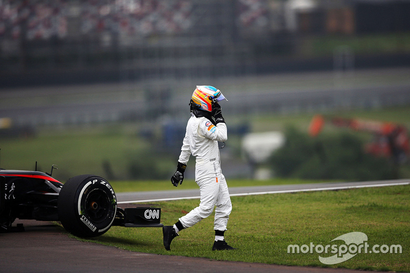 Fernando Alonso sufre una vería en su McLaren MP4-30 en la segunda sesión de práctica