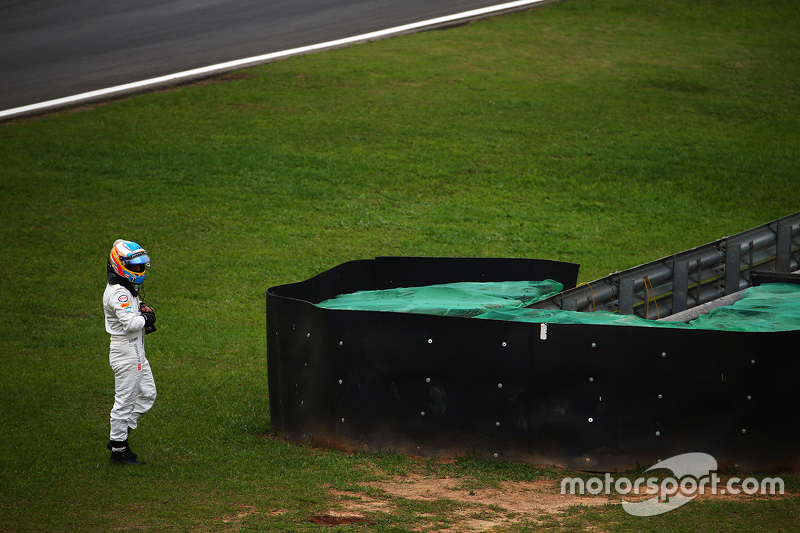 Fernando Alonso sufre una vería en su McLaren MP4-30 en la segunda sesión de práctica