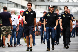 Jolyon Palmer, Lotus F1 Team, Test- und Ersatzfahrer, mit Pastor Maldonado, Lotus F1 Team, und Romai