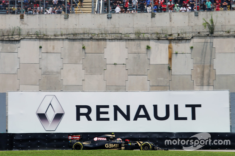 Pastor Maldonado, Lotus F1 E23 passes a Renault advertising hoarding