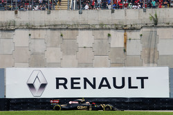 Пастор Мальдонадо, Lotus F1 E23 на фоне логотипа Renault