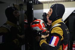 Romain Grosjean, Lotus F1 Team wears a Tricolore as a mark of respect to the vctims of the Paris terrorist attacks