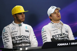 Lewis Hamilton, Mercedes AMG F1 met ploegmaat Nico Rosberg, Mercedes AMG F1 in de FIA persconferenti