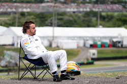 Fernando Alonso assiste treino de uma cadeira no circuito após ter que parar
