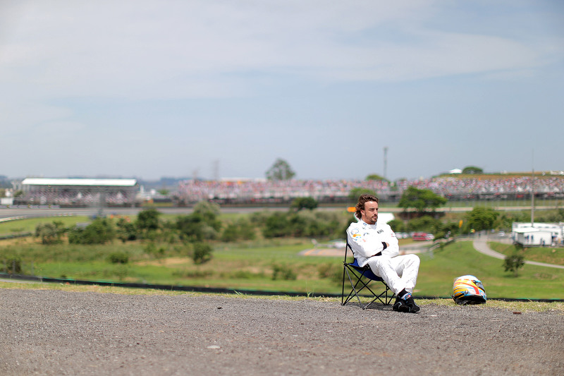 Fernando Alonso assiste treino de uma cadeira no circuito após ter que parar