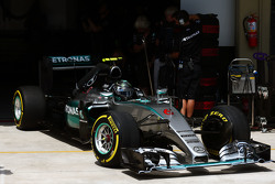 Нико Росберг, Mercedes AMG F1 W06 выезжает из гаража