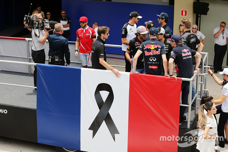 Romain Grosjean rinde homenaje a las víctimas de los ataques terroristas en París