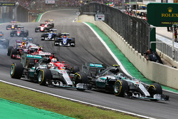 Start: Nico Rosberg, Mercedes AMG F1, undLewis Hamilton, Mercedes AMG F1, in Führung