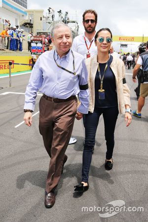 FIA-Präsident Jean Todt mit seiner Frau Michelle Yeoh, in der Startaufstellung