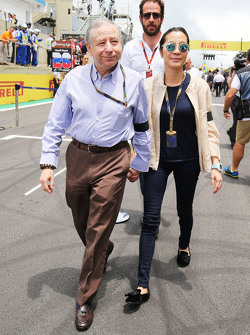 FIA-Präsident Jean Todt mit seiner Frau Michelle Yeoh, in der Startaufstellung