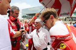 Maurizio Arrivabene, Ferrari director del equipo con Bernie Ecclestone y Sebastian Vettel, Ferrari en la parrilla