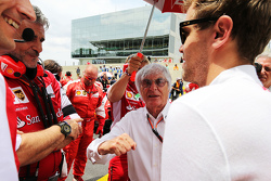 Maurizio Arrivabene, Team Principal Ferrari avec Bernie Ecclestone, et Sebastian Vettel, Ferrari sur la grille