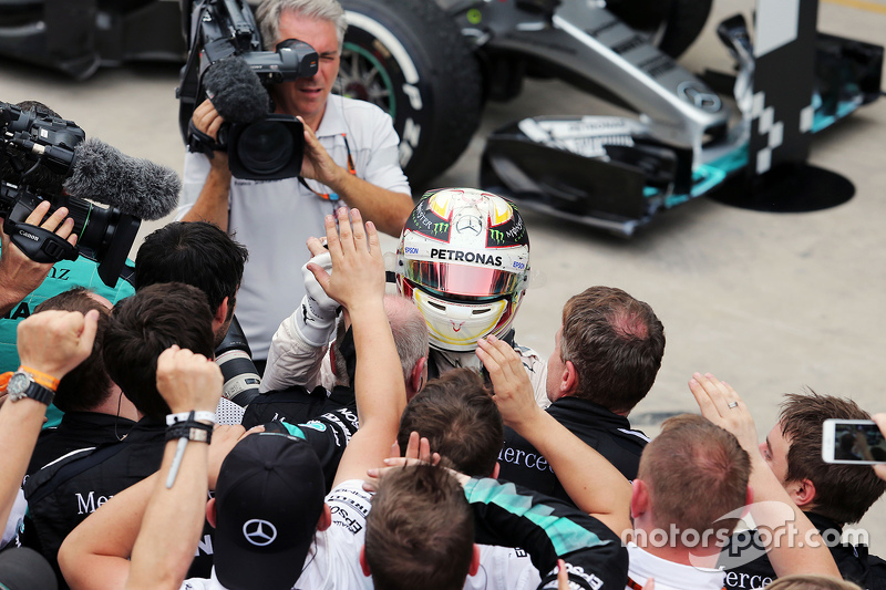 Lewis Hamilton, Mercedes AMG F1 celebra su segundo puesto con el equipo