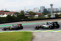Romain Grosjean, Lotus F1 E23 avanti a Sergio Perez, Sahara Force India F1 VJM08