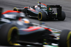 Jenson Button, McLaren MP4-30, vor Fernando Alonso, McLaren MP4-30