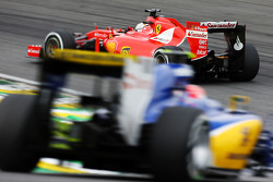 Sebastian Vettel, Ferrari SF15-T devant Felipe Nasr, Sauber C34