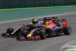 Daniil Kvyat, Red Bull Racing RB11 et Pastor Maldonado, Lotus F1 E23 en lutte pour une position
