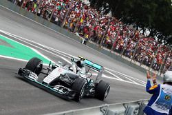 Race winner Nico Rosberg, Mercedes AMG F1 W06 celebrates at the end of the race