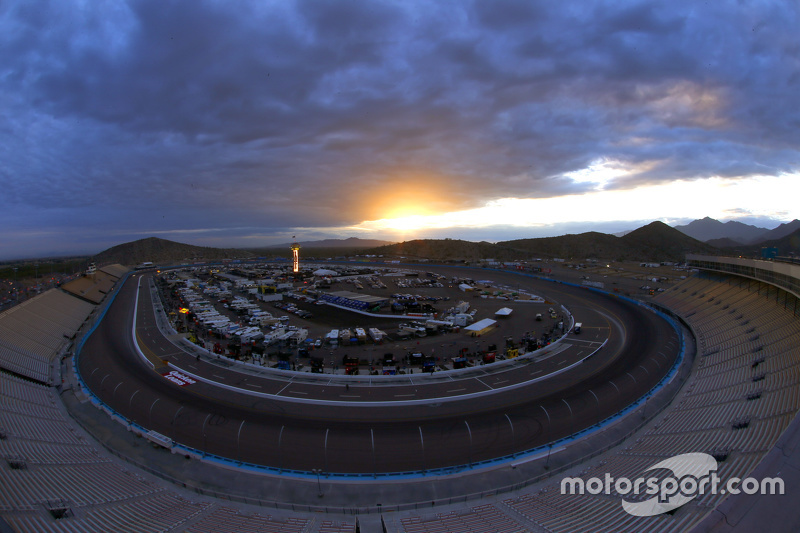 Salida del sol sobre la pista