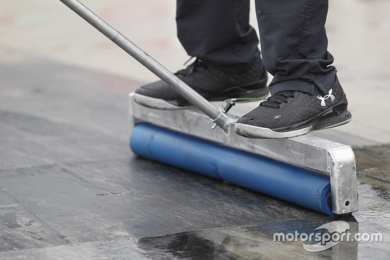 Mechaniker trocknen die Boxengasse