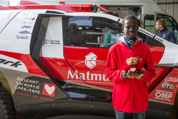 Samba, ragazzo Senegalese grazie a Mécénat Chirurgie Cardiaque,con la Peugeot 2008 DKR15+ di Romain