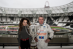 La cantautrice Ella Eyre con Jason Plato