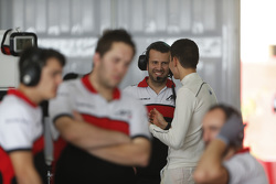 Meccanico ART Grand Prix con Esteban Ocon, ART Grand Prix