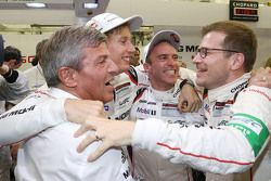 Timo Bernhard y Brendon Hartley, Porsche equipo celebrar su campeonato 2015