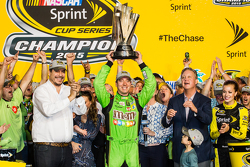 Racewinnaar en 2015 NASCAR Sprint Cup series kampioen Kyle Busch, Joe Gibbs Racing Toyota viert fees