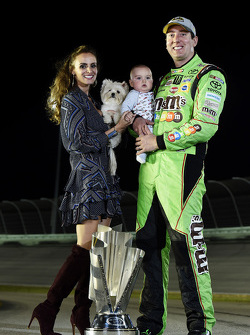 Le Champion NASCAR Sprint Cup Series 2015 Kyle Busch avec sa femme Samantha et leur fils Brexton
