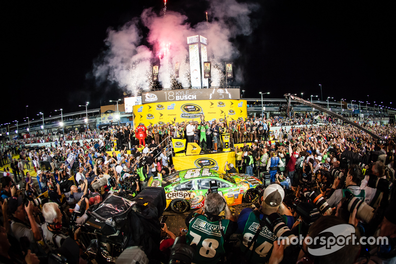 Victory Lane: ganador de la carrera y Campeón de NASCAR Sprint Cup series 2015 Kyle Busch, Joe Gibbs Racing Toyota celebrando