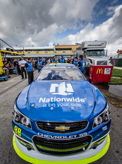 Auto de Dale Earnhardt Jr., Hendrick Motorsports Chevrolet en inspección técnica